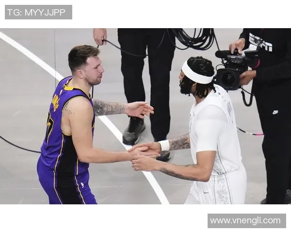 镜头捕捉：独行侠赛场小动作引发热议